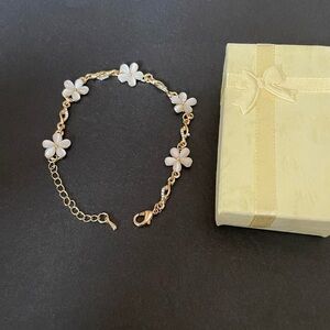 Gold and White Floral Chain Bracelet